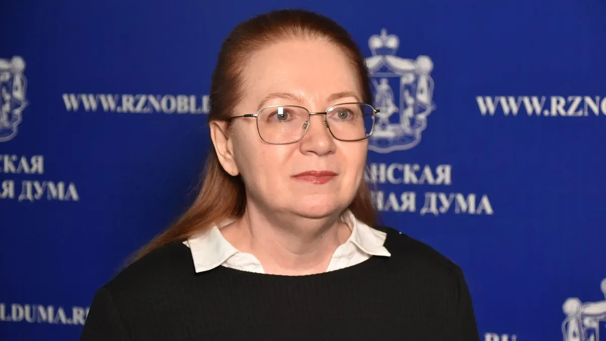 Лиана Пепеляева, советник зампреда правления Сбербанка и бывший юридический представитель «Сибнефти», выдвинута «Единой Россией» по Скопинскому округу Рязанской области; при этом у неё нет явной региональной привязки.