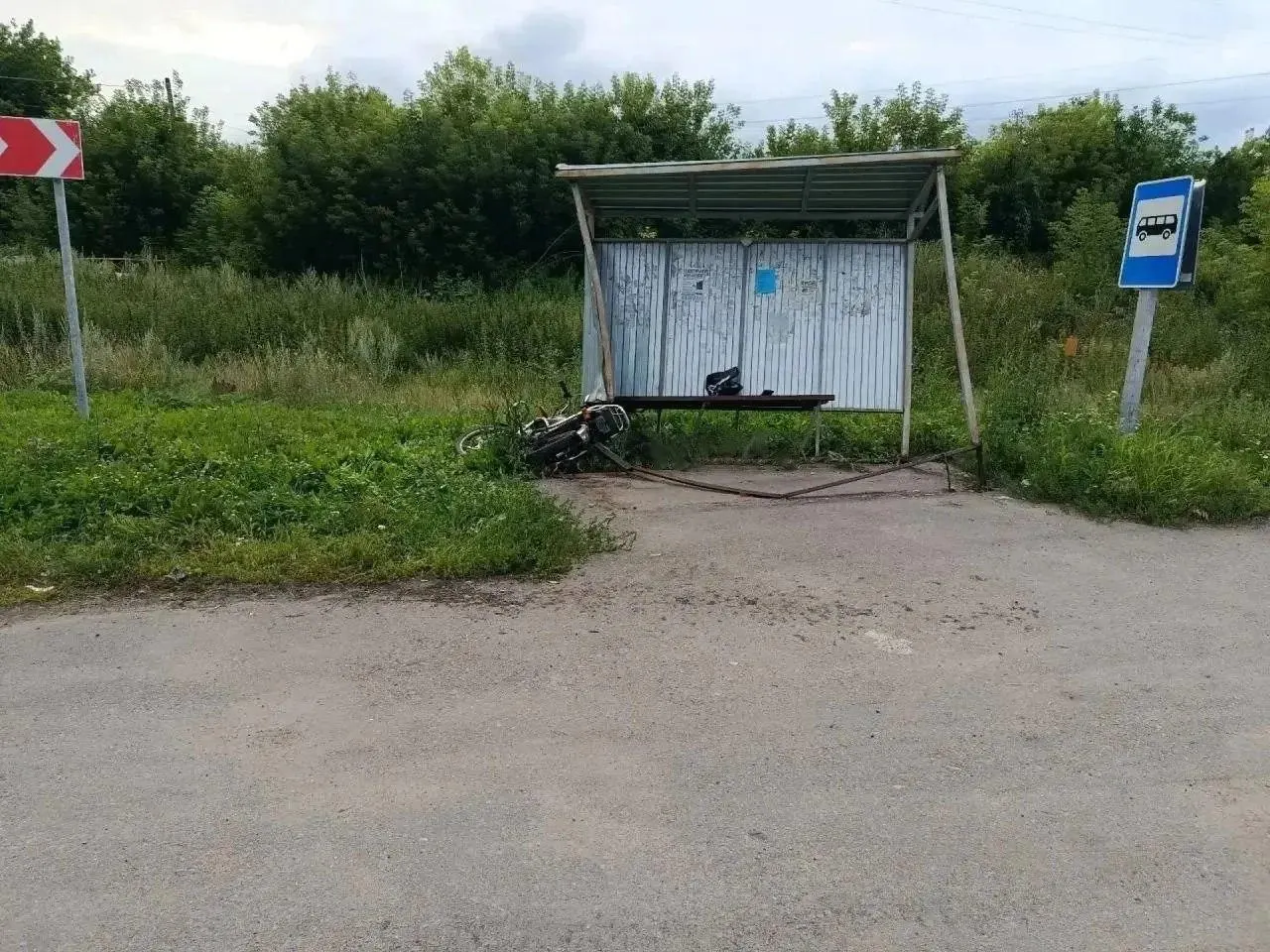 По предварительным данным, водитель мопеда не справился с управлением и скончался на месте