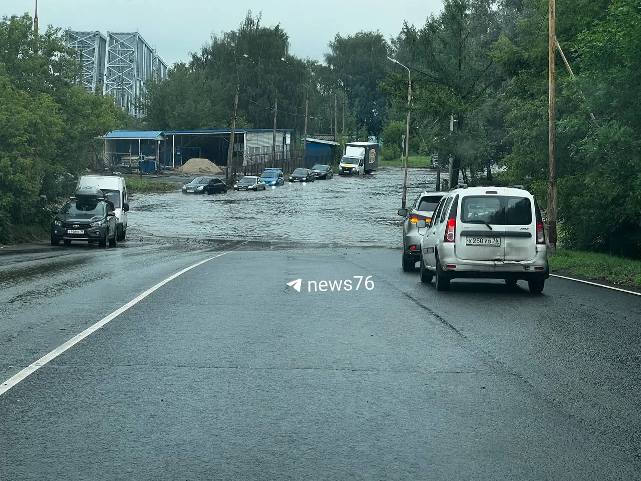 На Республиканском проезде из-за большой лужи остановились несколько автомобилей. Владельцев предупреждают: низкие машины могут заглохнуть при попытке проезда через воду.