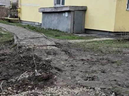 Асфальт на пешеходной зоне улицы Забайкальская был полностью разбит — покрытие восстановили.