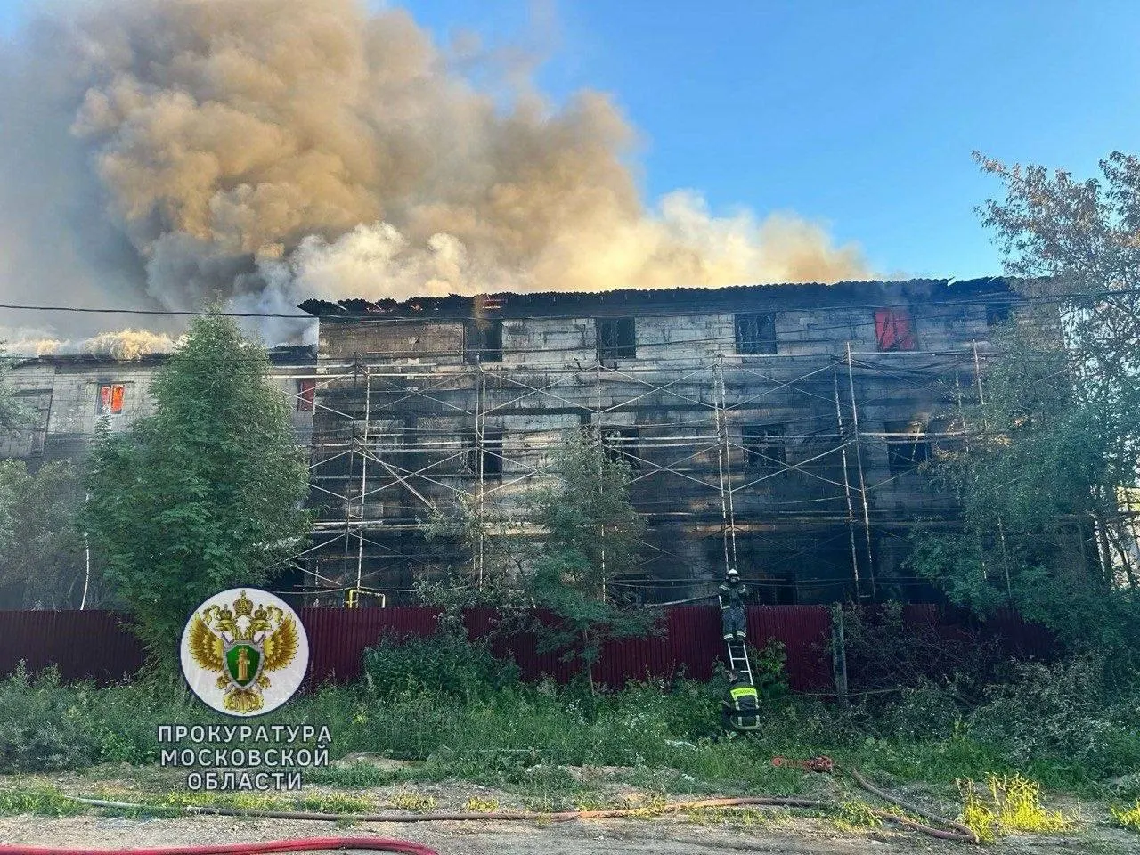 В подмосковном Серпухове произошёл масштабный пожар на складе со швейным цехом. Площадь возгорания оценивается примерно в 4 тысячи квадратных метров, прокуратура проводит проверку.