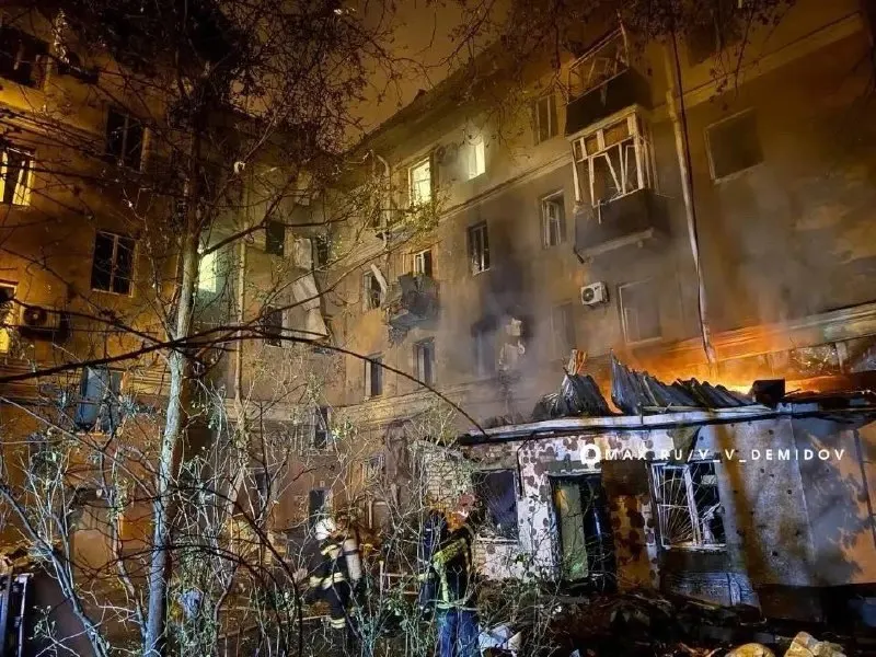 В результате ночного удара по Белгородской области повреждены жилые дома, начались пожары. По предварительным данным, ранены минимум 12 человек, людей эвакуируют, подробности уточняются.
