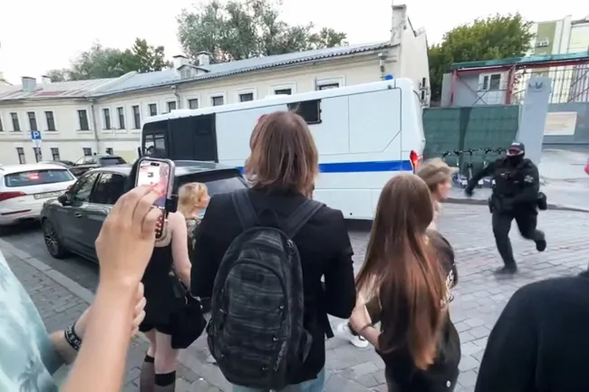 Поздно вечером 3 июля в районе Китай-города полиция задержала несколько десятков человек. Задержанные и очевидцы сообщают об избиениях, применении электрошокера и изъятии телефонов; многих отпустили без протоколов.