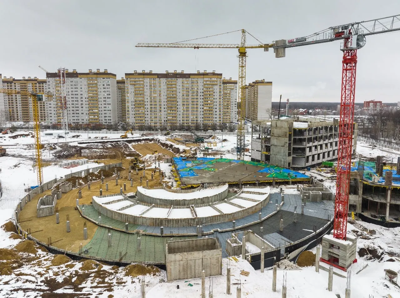 За полгода ввод жилья в Воронежской области заметно сократился: подрядчики обвиняют требование о 500 метрах до школы, власти называют причинами экономические последствия военных расходов, рост ставок и завершение льготной ипотеки.