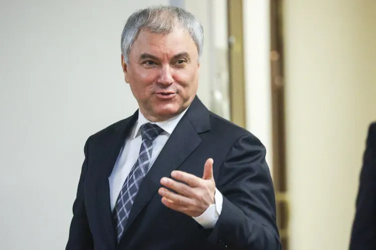 Спикер Госдумы призвал активнее использовать общественный электротранспорт как более дешёвую и экологичную альтернативу на фоне дефицита топлива. Он отметил, что скоростные трамваи способны разгрузить дороги и что приоритет следует отдавать рельсовому транспорту там, где есть выделенные полосы.