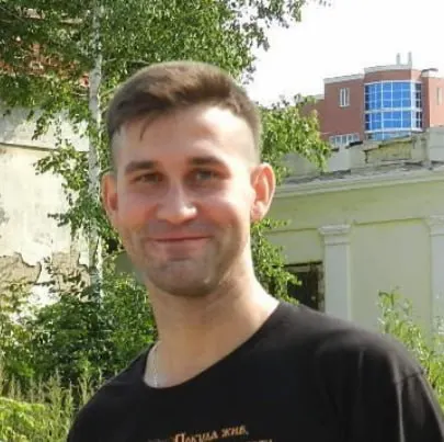 Инженер Алексей Бирюков по выходным приводит в порядок заросшую асфальтовую тропу вдоль берега Оки — дорога десятилетиями оставалась заброшенной, администрация долгое время не занималась ею.