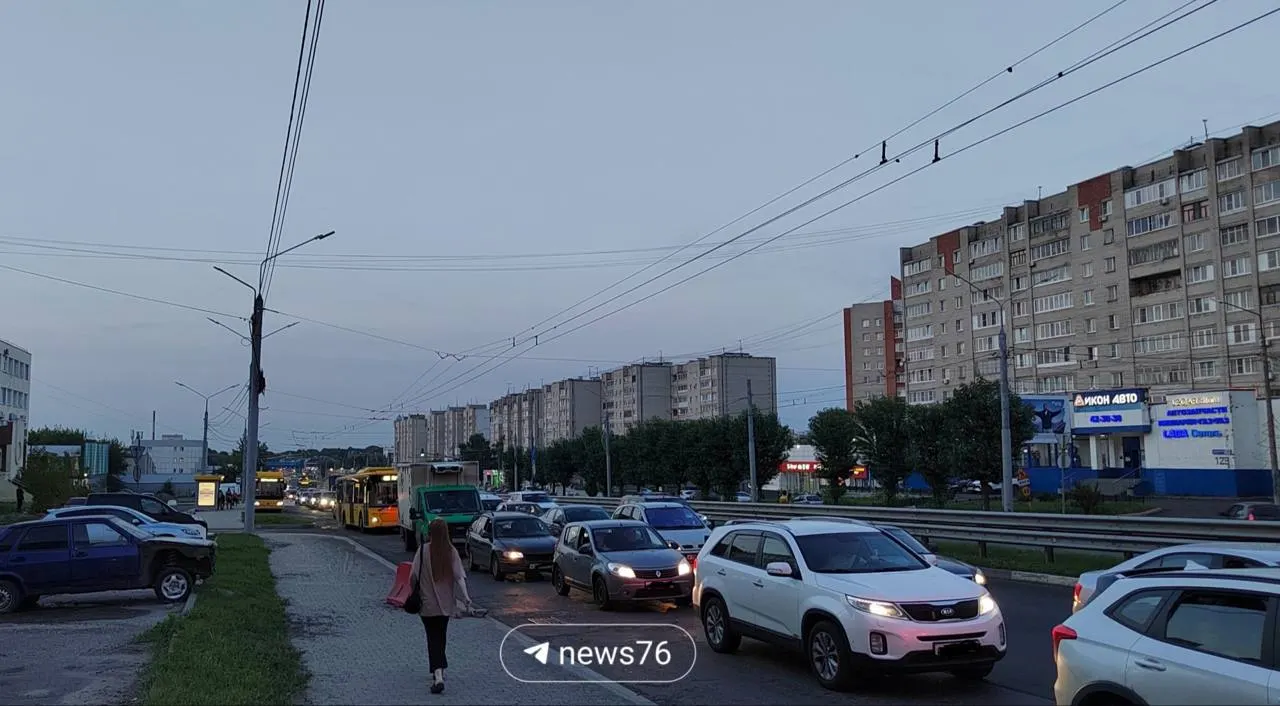 Дорожные работы, начатые в час пик, вызвали затор около 20:47; жители сообщают о длительных задержках на дороге.