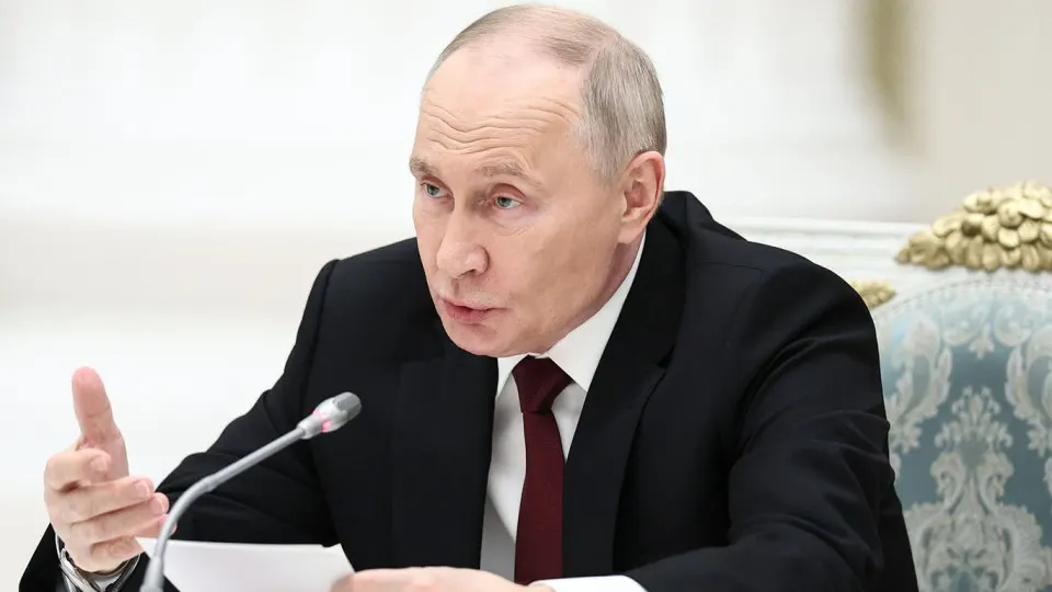 Указ расширяет перечень организаций, вправе скрывать любые показатели деятельности; в него вошли структуры, обслуживающие заправку самолётов в ключевых аэропортах, а также десятки других компаний на фоне дефицита авиатоплива и резкого роста цен.