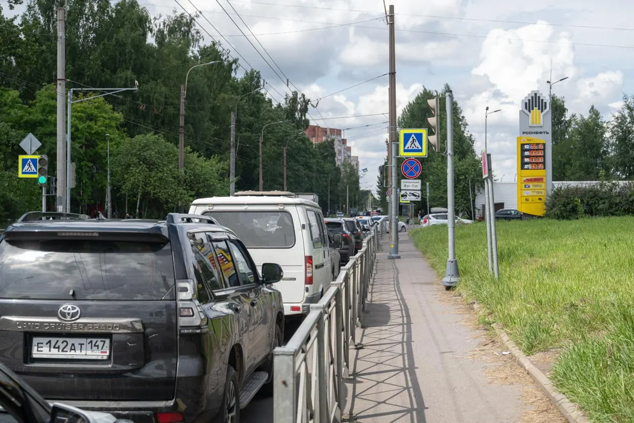 Проверка нескольких питерских заправок показала, что в городе пока продают бензин Евро‑5, хотя в июле временно разрешили оборот топлива стандарта Евро‑3. Работники АЗС отмечают наличие запасов и советуют проверять паспорт топлива.