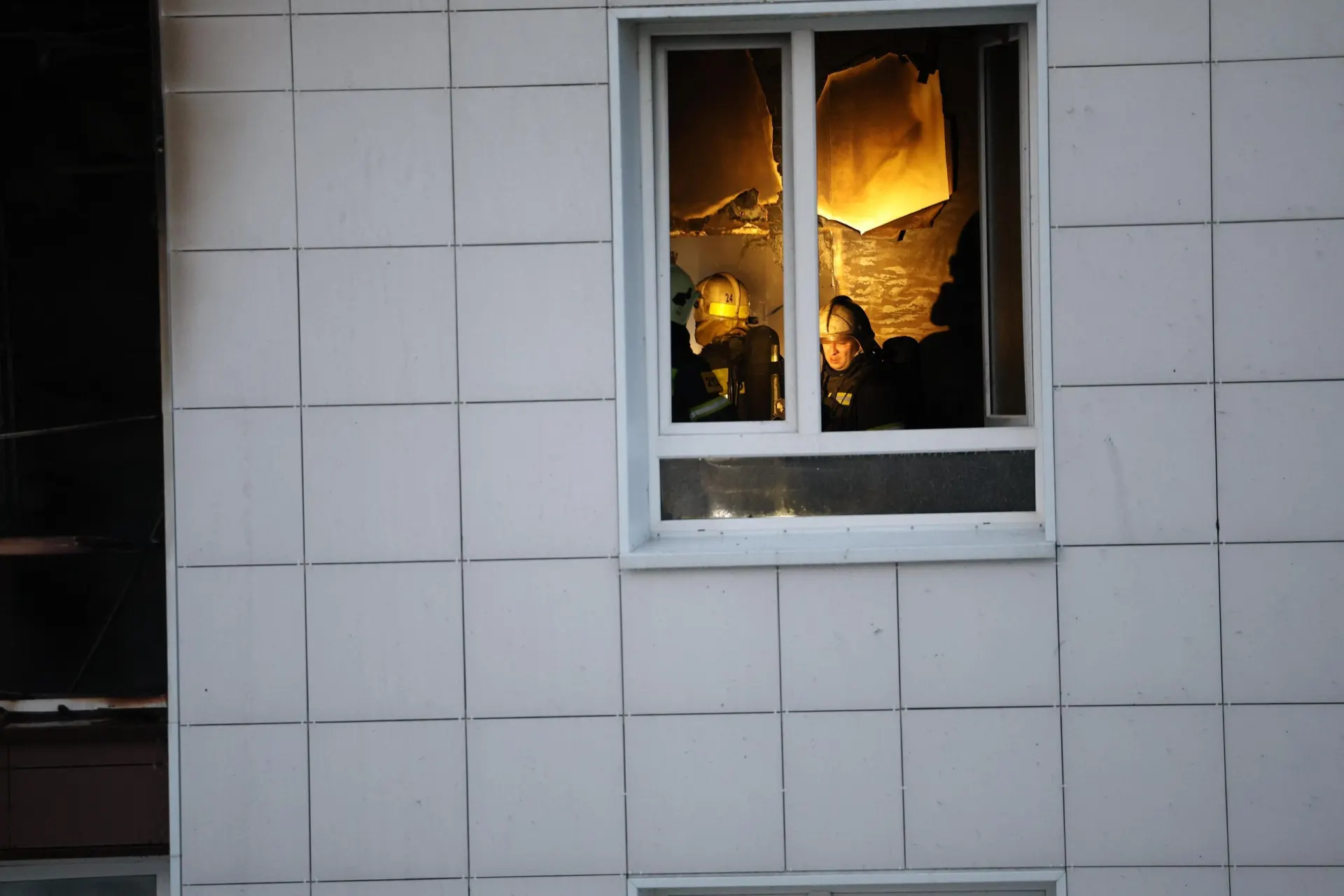 В Воронеже в жилом комплексе «Дельфин» произошёл пожар — спасатели вывели из здания 33 человека. Сведения о пострадавших и причинах возгорания уточняются.