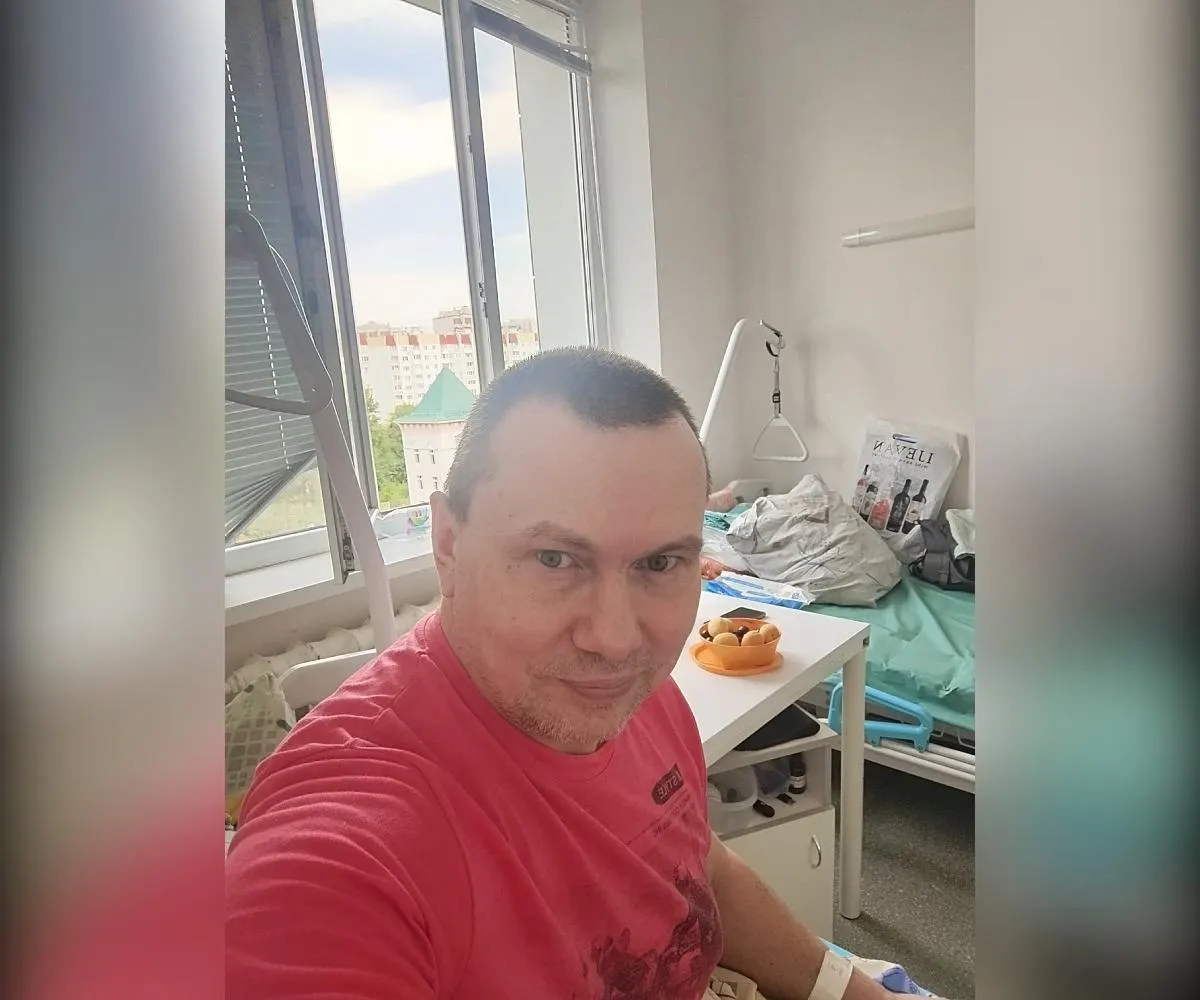 Мужчина выпал из инвалидного кресла из‑за скользкого пандуса и получил переломы ног. По его словам, ошибки врачей и бездействие коммунальщиков привели к тому, что кости не срастаются — он уже полгода прикован к постели.