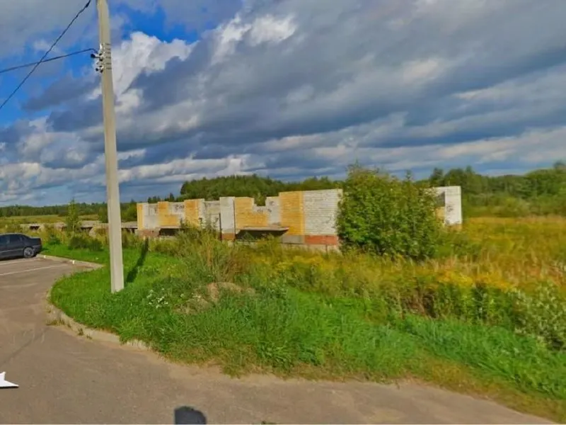 Частично построенное здание площадью 1716 м² и участок 0,5 га выставлены на торги из‑за долгов: начальная цена — 20,3 млн рублей, готовность объекта — около 9%.