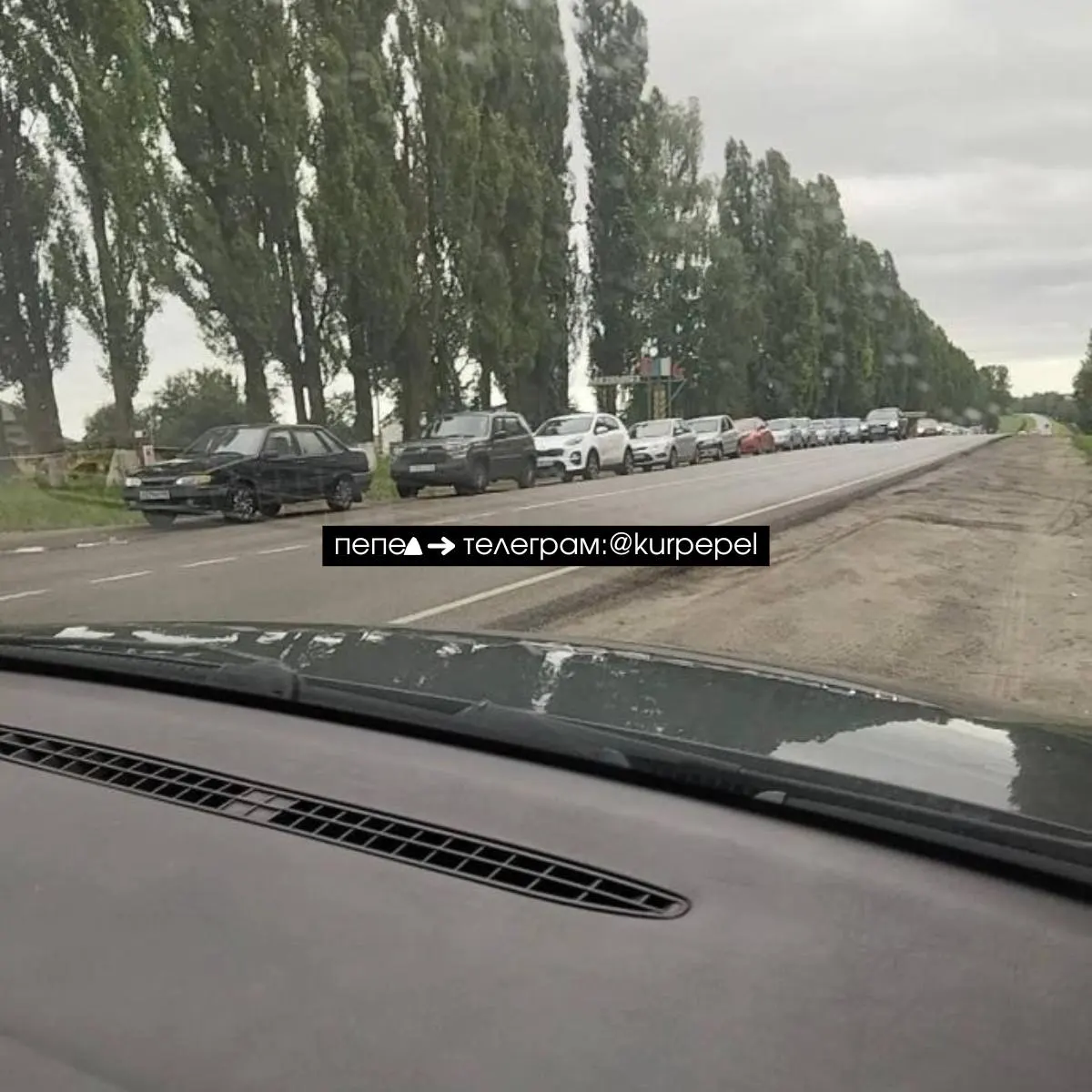 Жители приграничных районов выстраиваются в десятки машин на ближайшей сетевой АЗС в посёлке Конышевка: продажи топлива ограничивают, запретили налив в канистры и продают только в баки автомобилей.