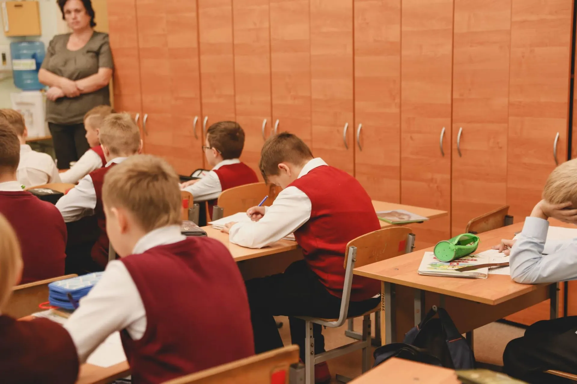 В ведомстве опровергли намерения отменить ЕГЭ по обществознанию. Предмет останется в программе, но будет изучаться три года.