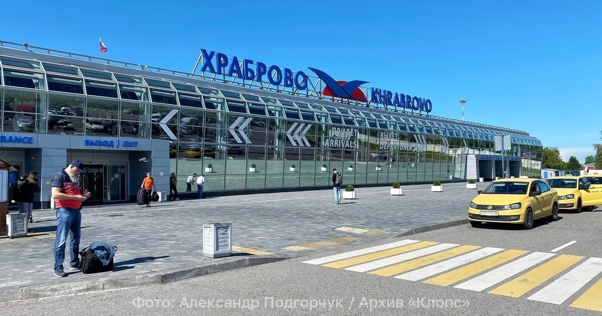 В аэропорту Храброво из‑за ночного закрытия неба над Санкт‑Петербургом задержали 24 рейса и отменили четыре. Задержки составляют от 45 минут до четырёх часов.
