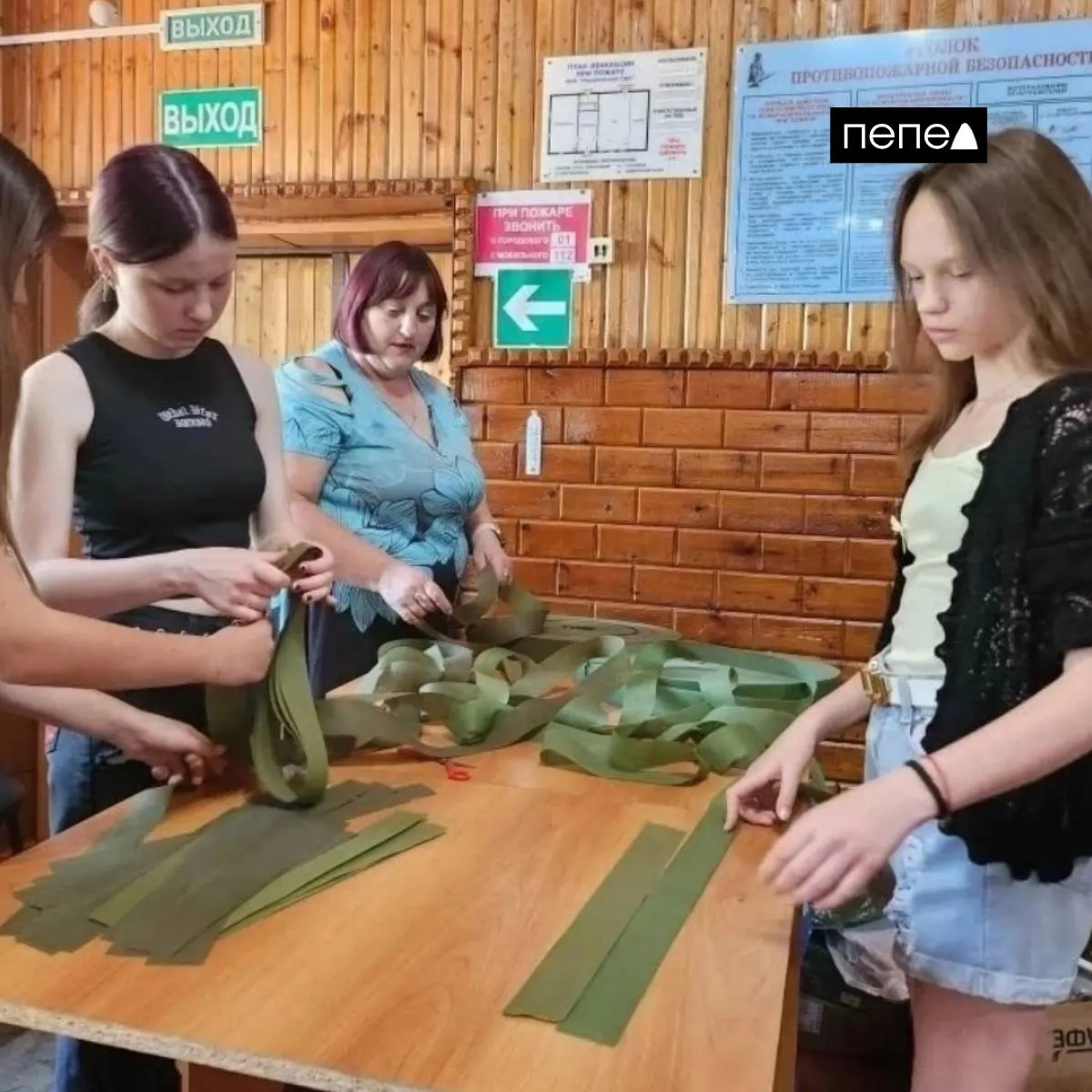 В селе Русаново Черемисиновского района учащиеся и местные жители участвовали в акции по плетению маскировочных сетей, организованной в сельском доме культуры.