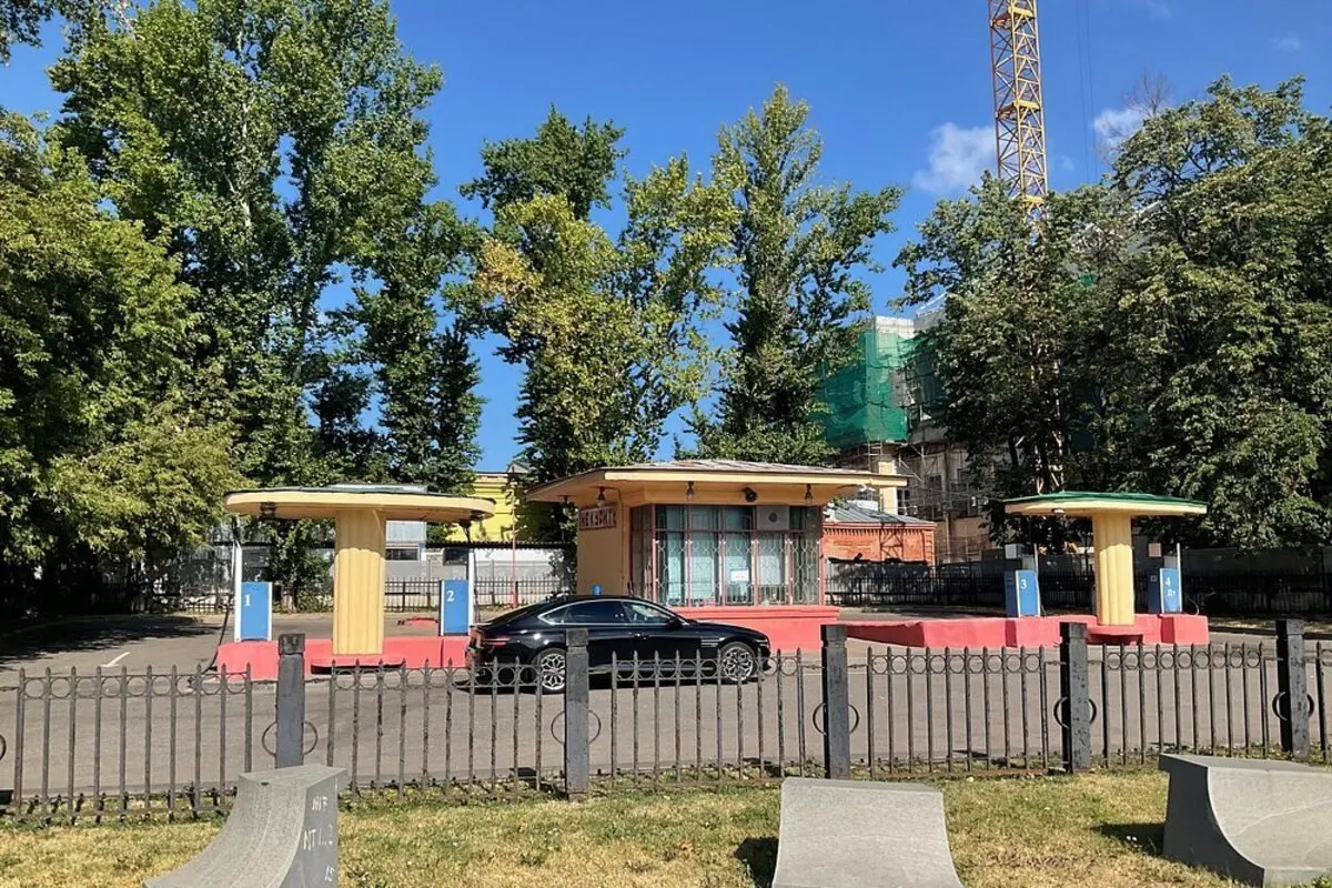 Федеральная служба охраны подготовила проект приказа об установлении охранной зоны вокруг Кремлёвской АЗС в центре Москвы — в документе перечислены запреты, но причины решения не поясняются.