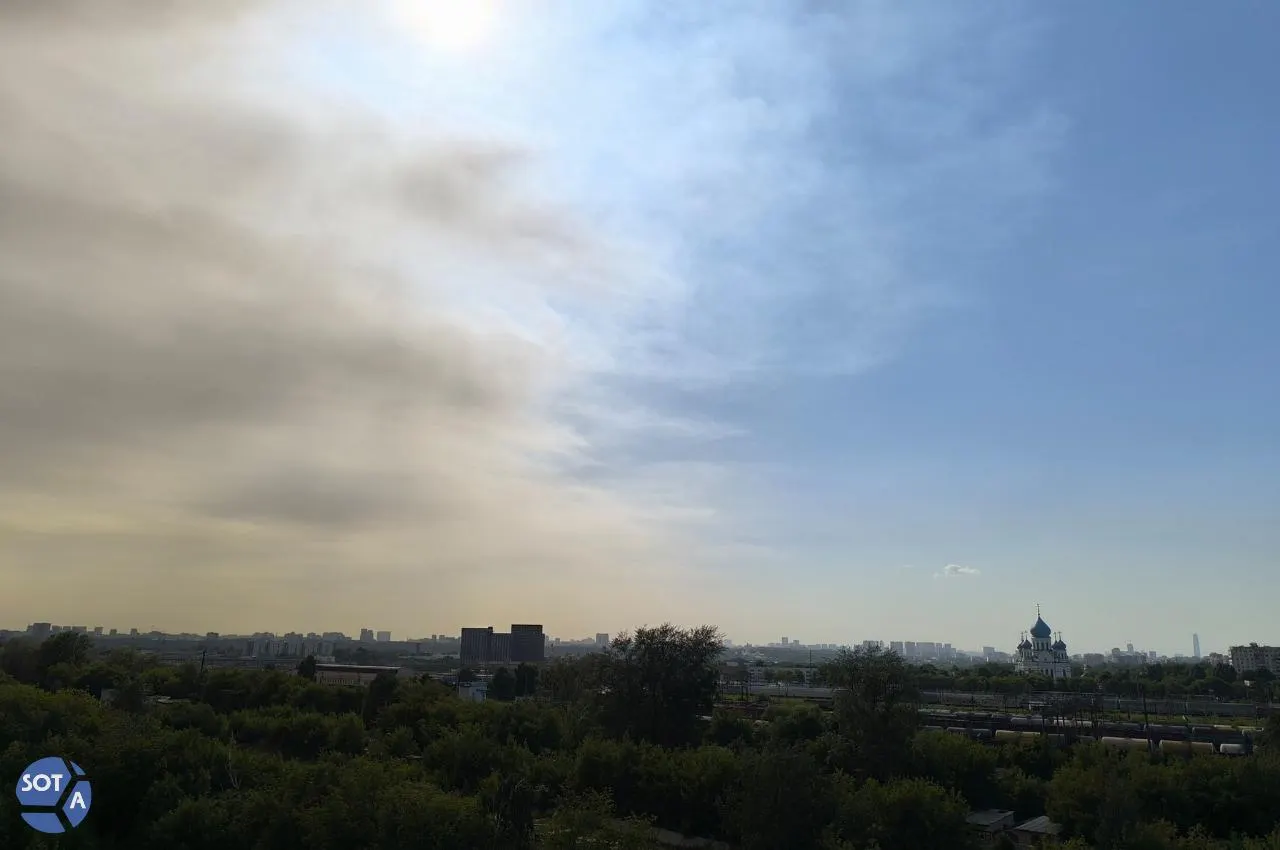 Жители района Люблино присылают фото и видео: небо выглядит мутным из‑за желтоватых туч, хотя «Яндекс Погода» всё ещё показывает ясную погоду.