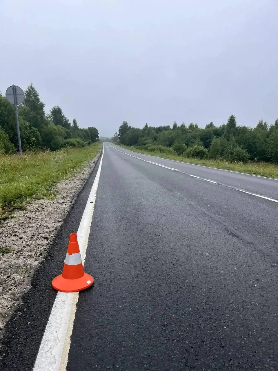 5 июля утром на трассе Киндяки — станция Лом — Большое село мопед съехал с дороги и опрокинулся; водитель скончался на месте до приезда скорой.