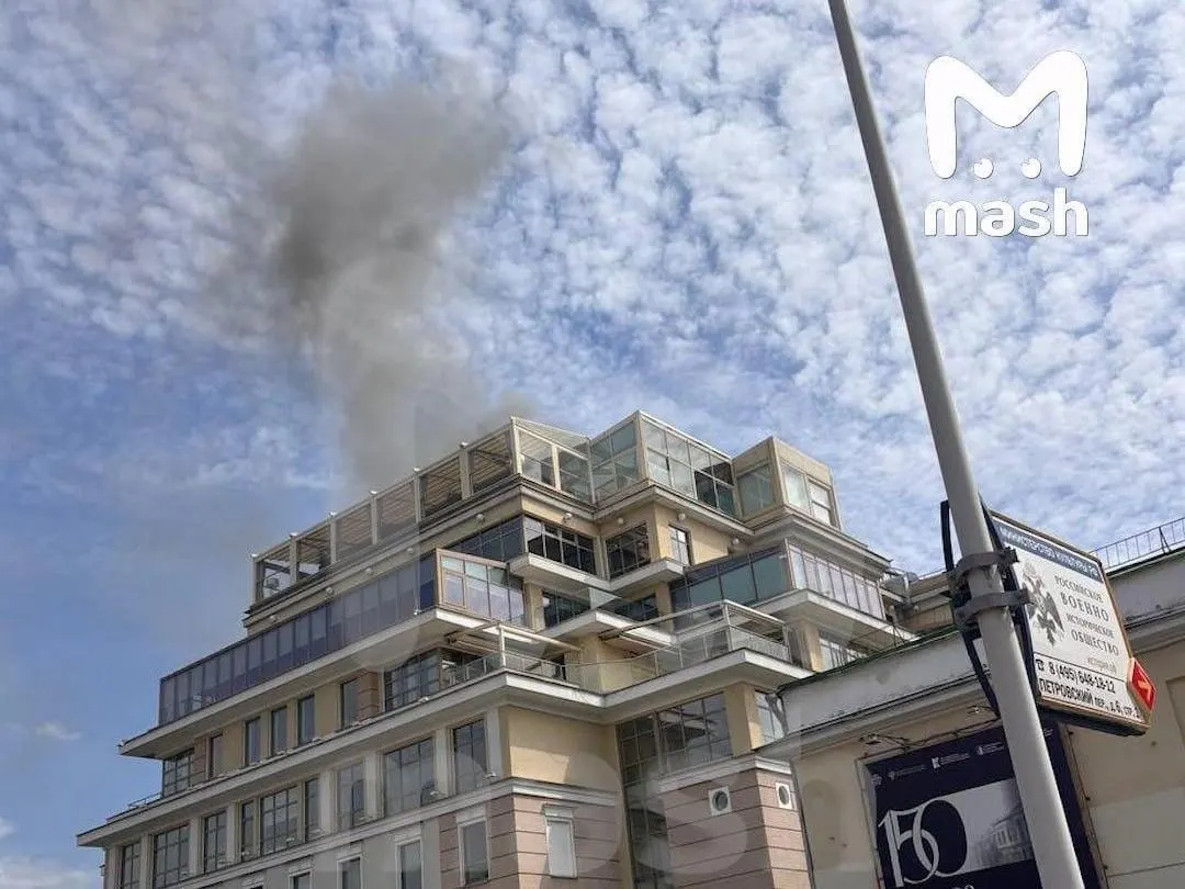 На крыше жилого комплекса в центре Москвы загорелись строительные материалы. Из здания эвакуировали около 20 человек, причины возгорания выясняются.