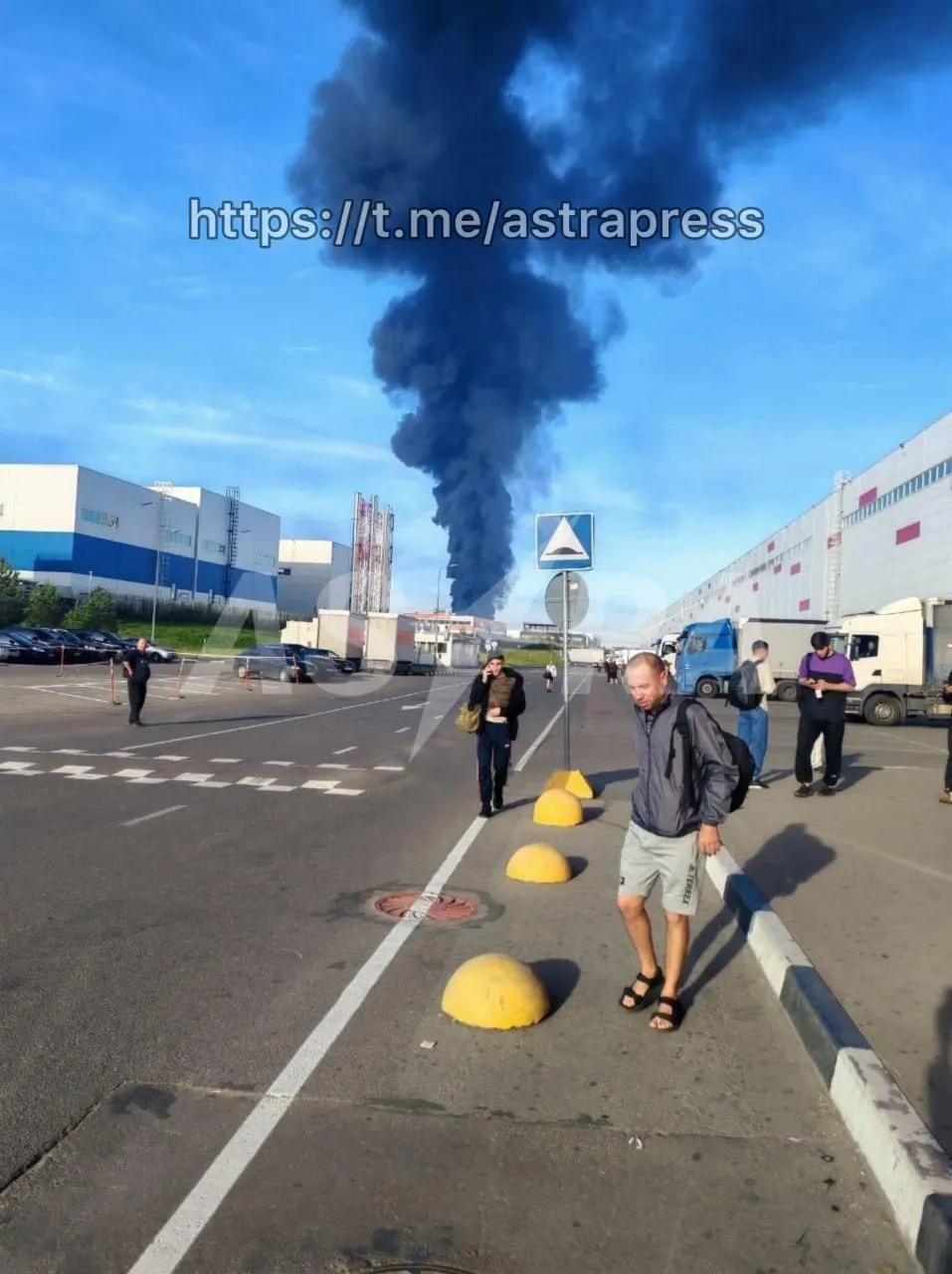 В Подольске в результате налёта дронов на предприятии ЦНИИточмаш произошёл пожар; свидетели также зафиксировали пролёт беспилотников над логистическим комплексом Коледино, о серьёзных повреждениях склада не сообщается.