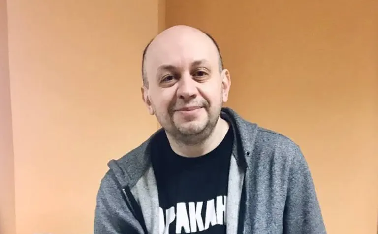 Бутырский районный суд Москвы назначил штраф в 50 тысяч рублей главному редактору Сергею Смирнову по ч. 2 ст. 19.34 КоАП РФ. Ранее против него возбудили уголовное дело об уклонении от обязанностей «иностранного агента».