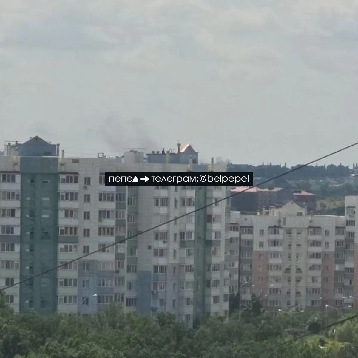 После ракетного обстрела в направлении села Репное Белгородского округа над местностью поднялся столб дыма; сведения о пострадавших и разрушениях уточняются.
