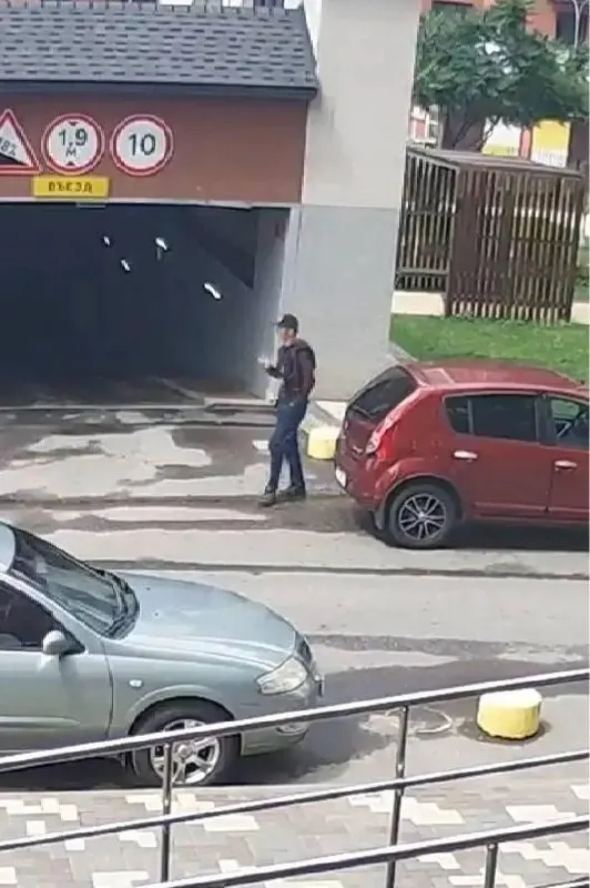 По словам отца, попытку пресечь удалось няне — мужчину спугнули. Подробности и действия правоохранительных органов уточняются.