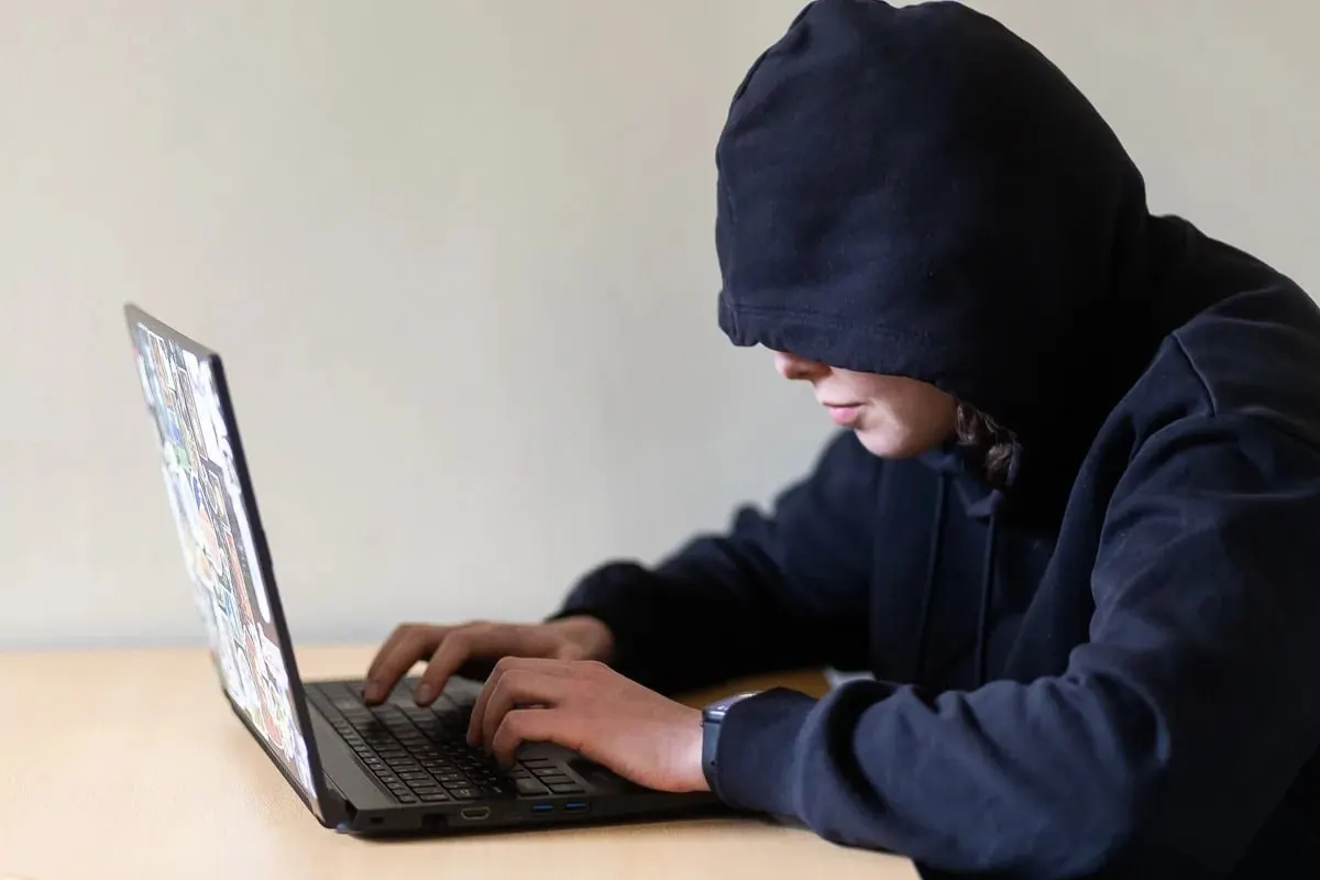 Инициатива предлагает через суд ограничивать приближение и контакты со сталкером; проект отправлен в правительство, при одобрении вступит в силу с 1 января 2027 года.
