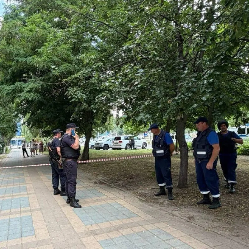 По уточнённым данным, дрон попал в дерево, а не в жилой дом. Публикуем кадры с места происшествия на улице Щорса в Белгороде.