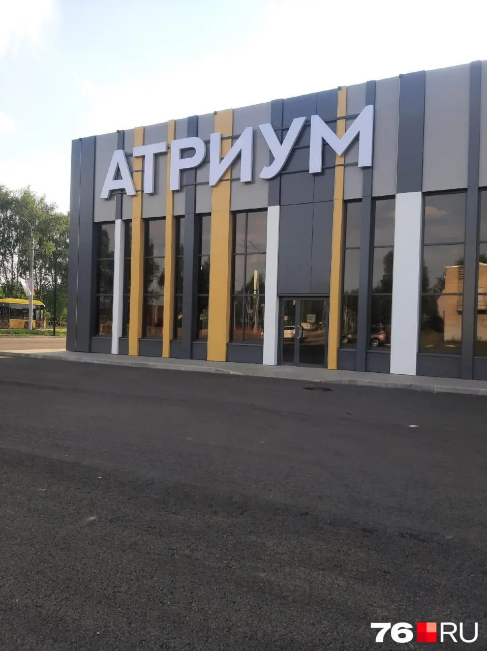У спортивно‑развлекательного центра на пересечении Ленинградского проспекта и улицы Колесовой демонтировали строительный забор. Фасад оформлен, на дверях — «Входа нет», точная дата открытия не названа.