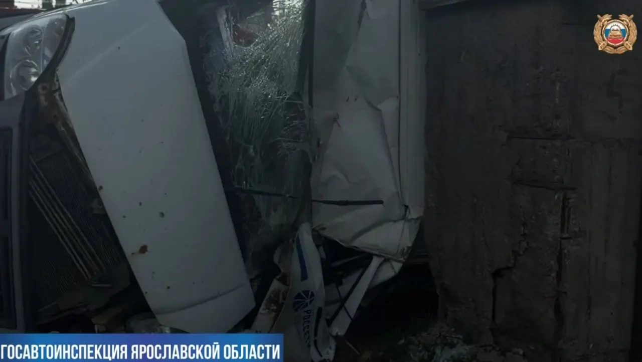 Днём в Ярославле автобус столкнулся с ГАЗелью — из‑за удара фургон опрокинулся на бетонную конструкцию. Шесть человек доставлены в больницу.