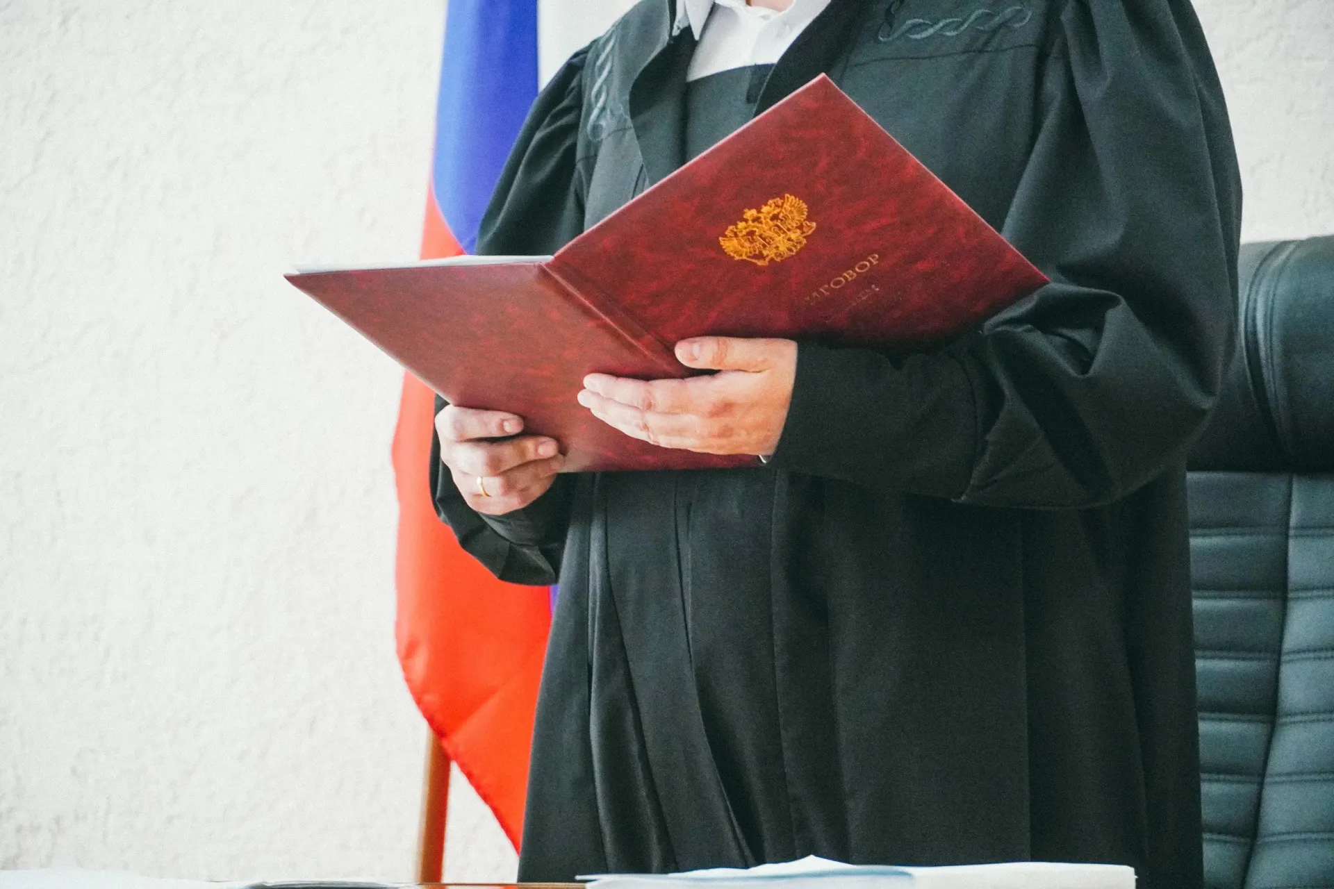 Мужчину признали виновным в распространении экстремистских материалов; судимость за ним сохранится, хотя он не был отправлен в колонию.