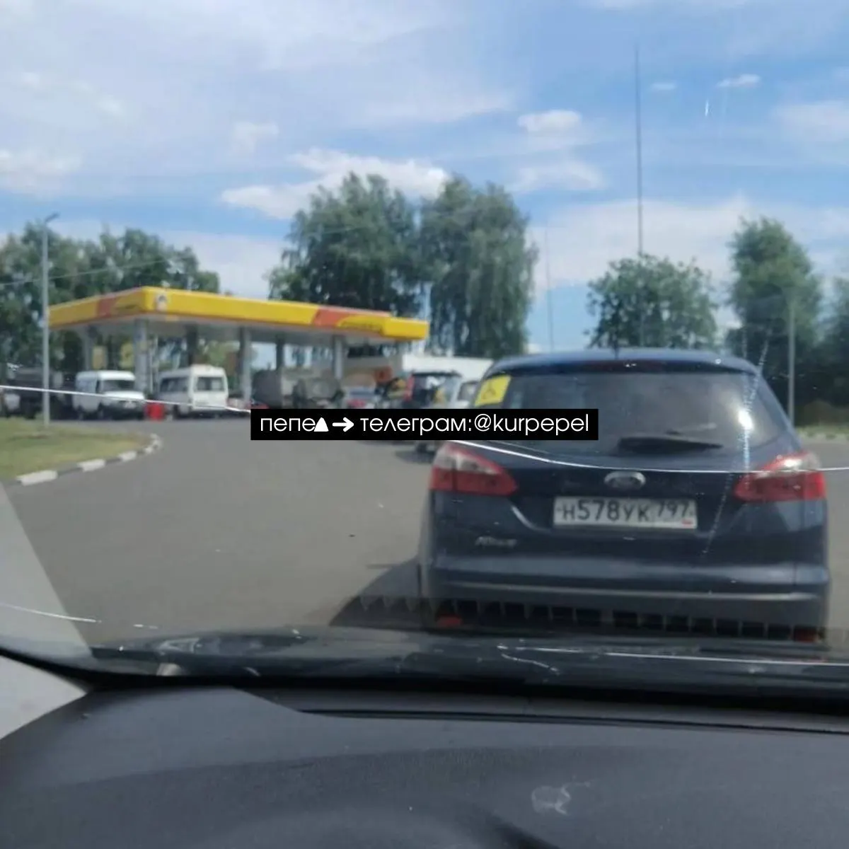 В регионе зафиксировали дефицит на отдельных автозаправках: ввели лимиты на розничную продажу, запретили отпуск в канистры и обратились за дополнительными поставками. Позже поступления топлива увеличили.