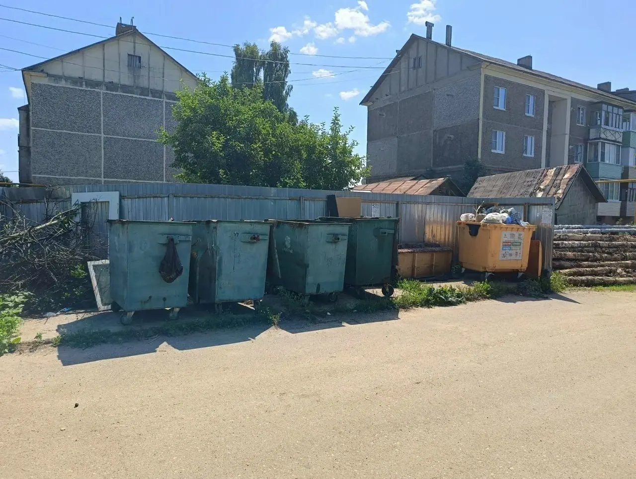Рабочий посёлок в Ярославской области закрыл сбор за три дня, чтобы облегчить труд пожилого дворника из Узбекистана, отвечающего за уборку около 17 контейнерных площадок.