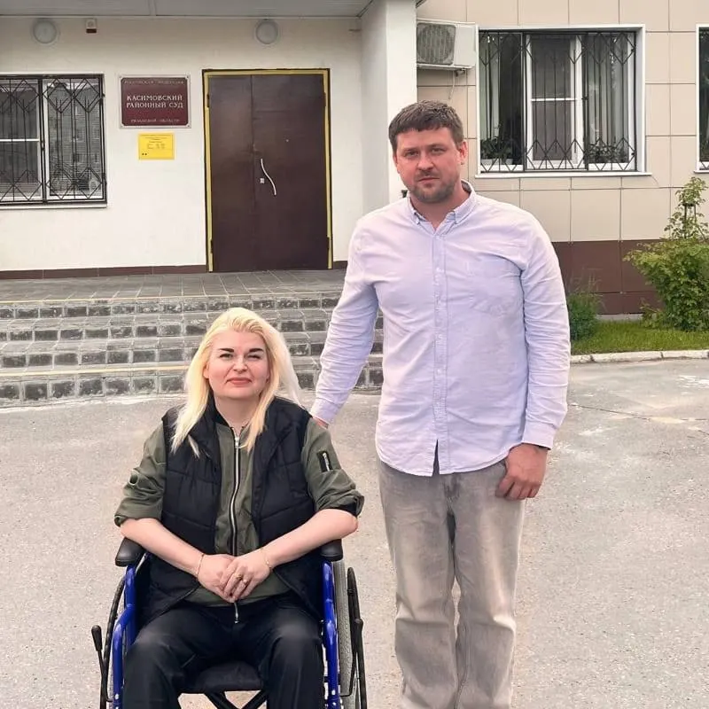 После пяти лет вынужденной изоляции женщина с редким заболеванием получит жилплощадь с адаптированной средой: суд обязал администрацию провести обмен — первый такой прецедент в Рязанской области.