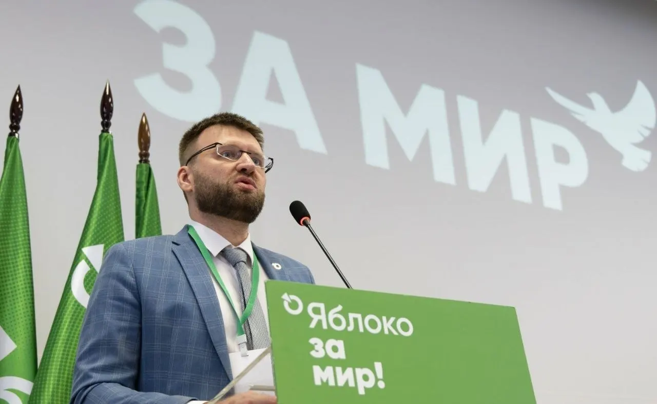 Отказ мотивирован выявленными «фактами ведения политической деятельности»: поздравление от лидера партии, поддержка редактора в суде, акции памяти и видео с запуском бумажных самолётиков против блокировки Telegram.