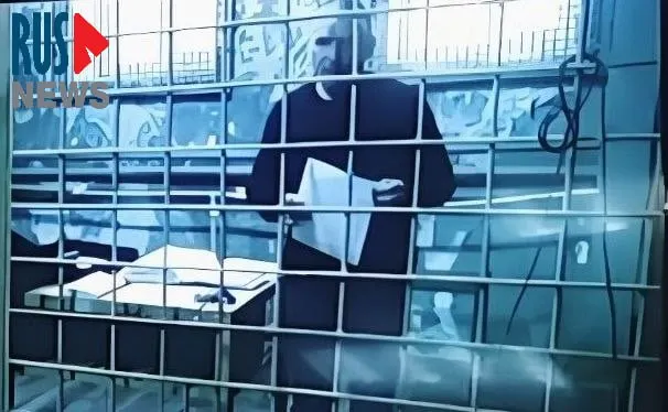 Свердловский областной суд отменил постановление о непринятии жалобы по делу правозащитника Алексея Соколова. Заседание прошло без участия подключённого по видеосвязи защитника; в центре споров — содержание в карцере, провокации со стороны других заключённых и новые уголовные и административные материалы.