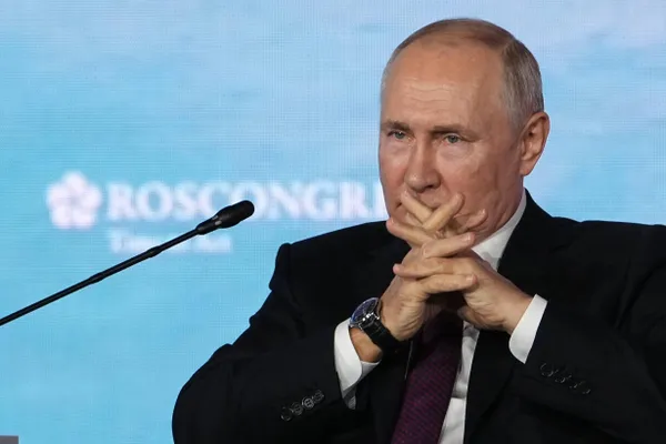 Пресненский районный суд Москвы заочно приговорил бывшую топ‑менеджерку «Роснано» Ирину Рапопорт к 15 годам колонии, штрафу 300 млн рублей и конфискации имущества на 85 млн; суд удовлетворил иск корпорации о взыскании убытков в 1,676 млрд рублей.