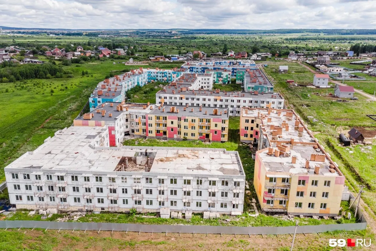 На въезде в Лобаново со стороны Нестюково выставлены на продажу 12 недостроенных корпусов комплекса, строительство которого остановилось после банкротства застройщика и череды проблем с качеством работ.