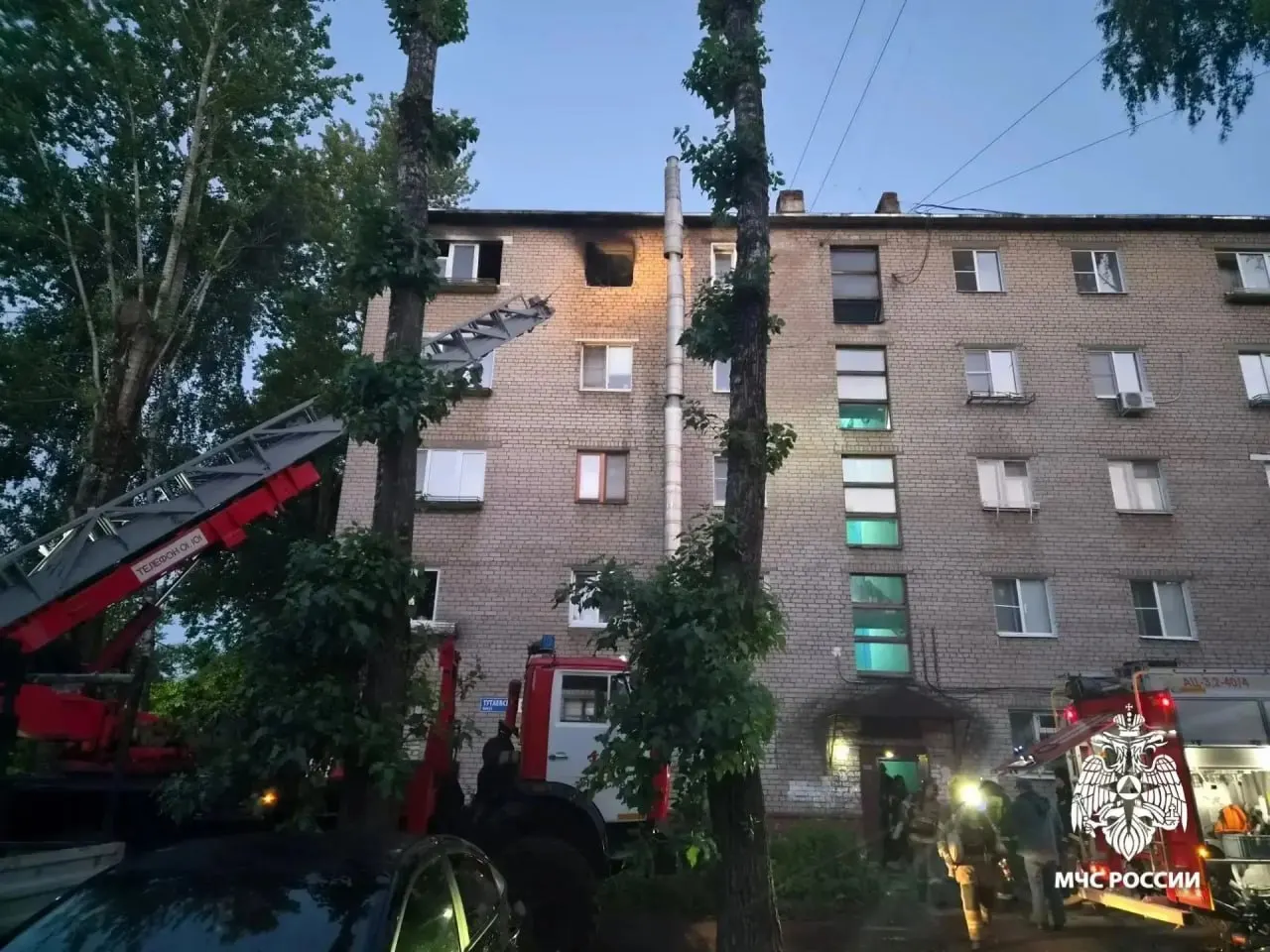 Возгорание в доме на Тутаевском шоссе, 87 корпус 2, зафиксировали около 02:15 17 июля. Из здания вывели 20 человек, четыре человека спасены из огня, один получил травму; пострадали две квартиры и общий коридор.