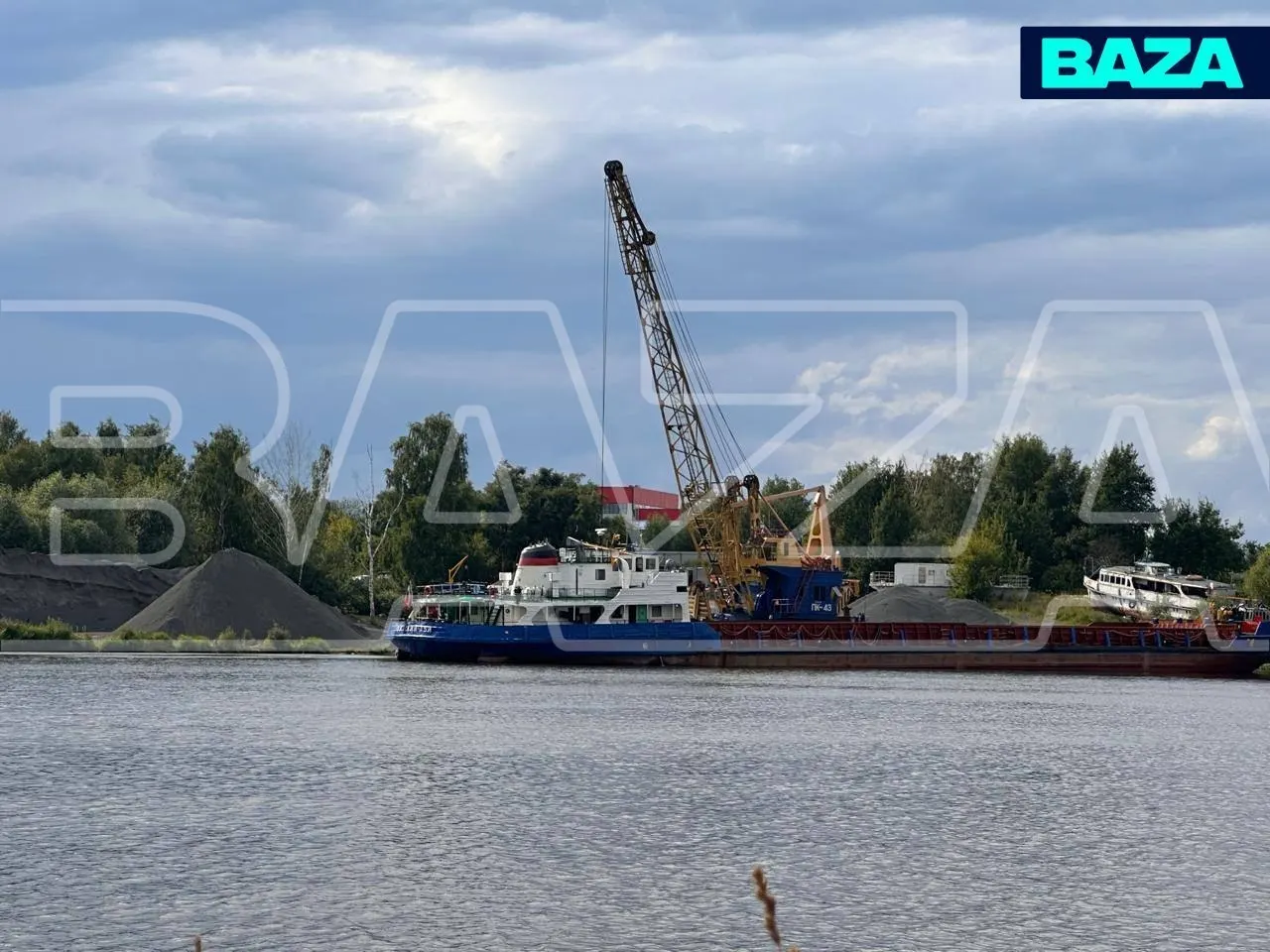 В Клязьминском водохранилище баржа, направлявшаяся к стройплощадке цементного завода, села на мель и заблокировала проход для речных судов. Инцидент обострил протесты жителей, которые считают стройку незаконной и обеспокоены экологией и санитарной безопасностью.