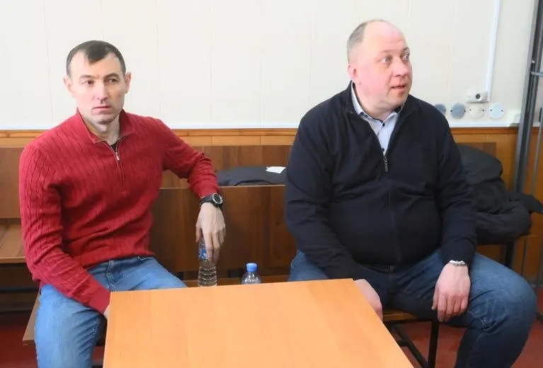 В Московском гарнизонном военном суде продолжаются слушания по делу полковника Юрия Захаренко и подполковника Михаила Баранова. Прокуратура просит для Баранова дополнительно штраф в 10 млн рублей; ранее запрашивались тюремные сроки для обоих.