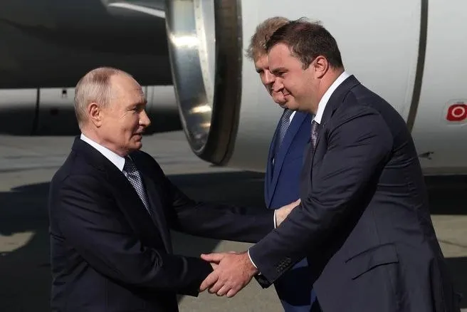 На рабочей встрече президента и губернатора Омской области обсуждали экономические показатели региона, масштабные инфраструктурные проекты, помощь участникам СВО и решение социальных проблем, включая недостроенное метро и права дольщиков.