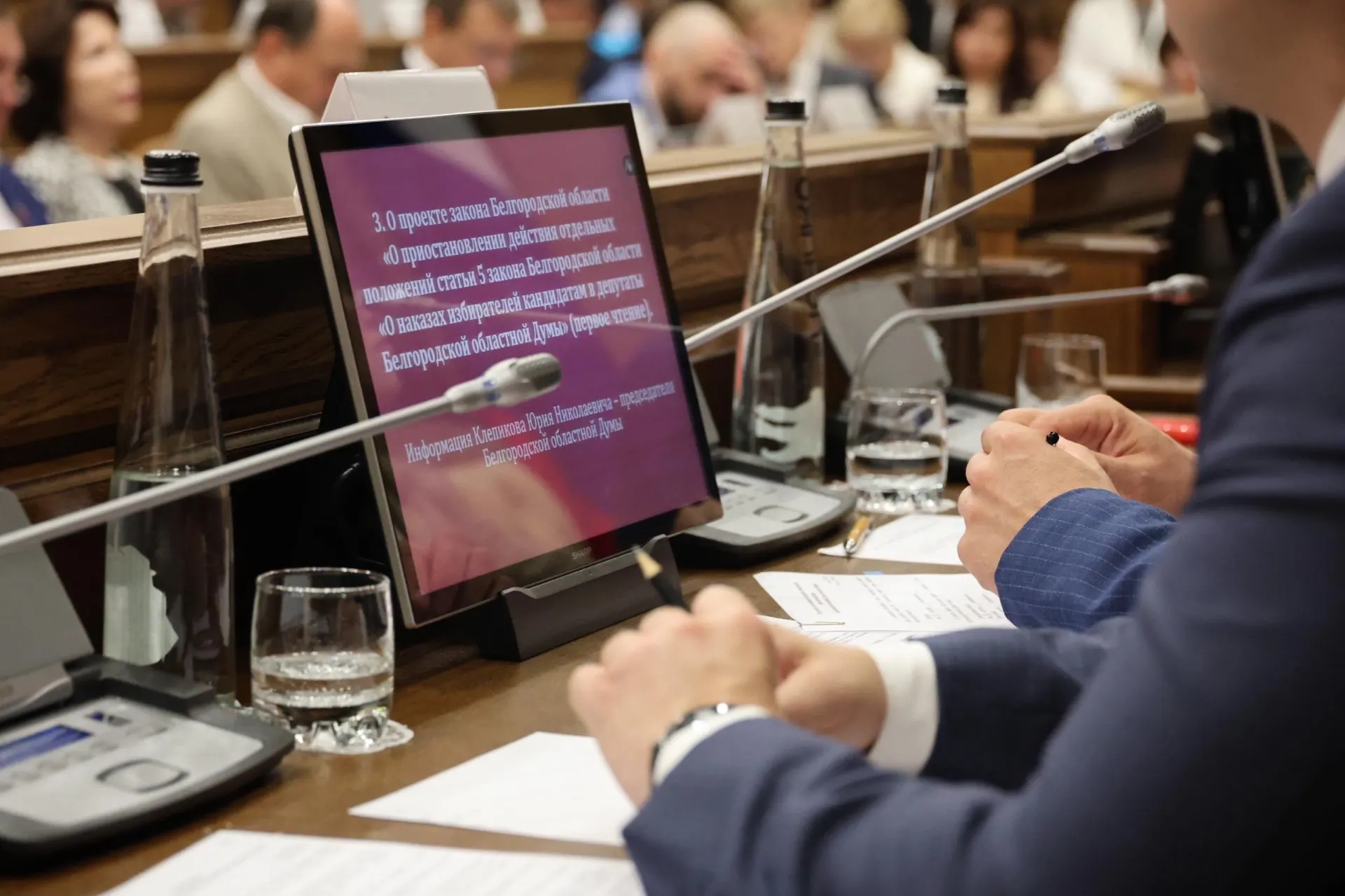 Депутаты Белгородской областной Думы отказались от исполнения части наказов избирателей и решили направить высвобожденные 100 млн руб. на закупку модульных укрытий для безопасности жителей региона.