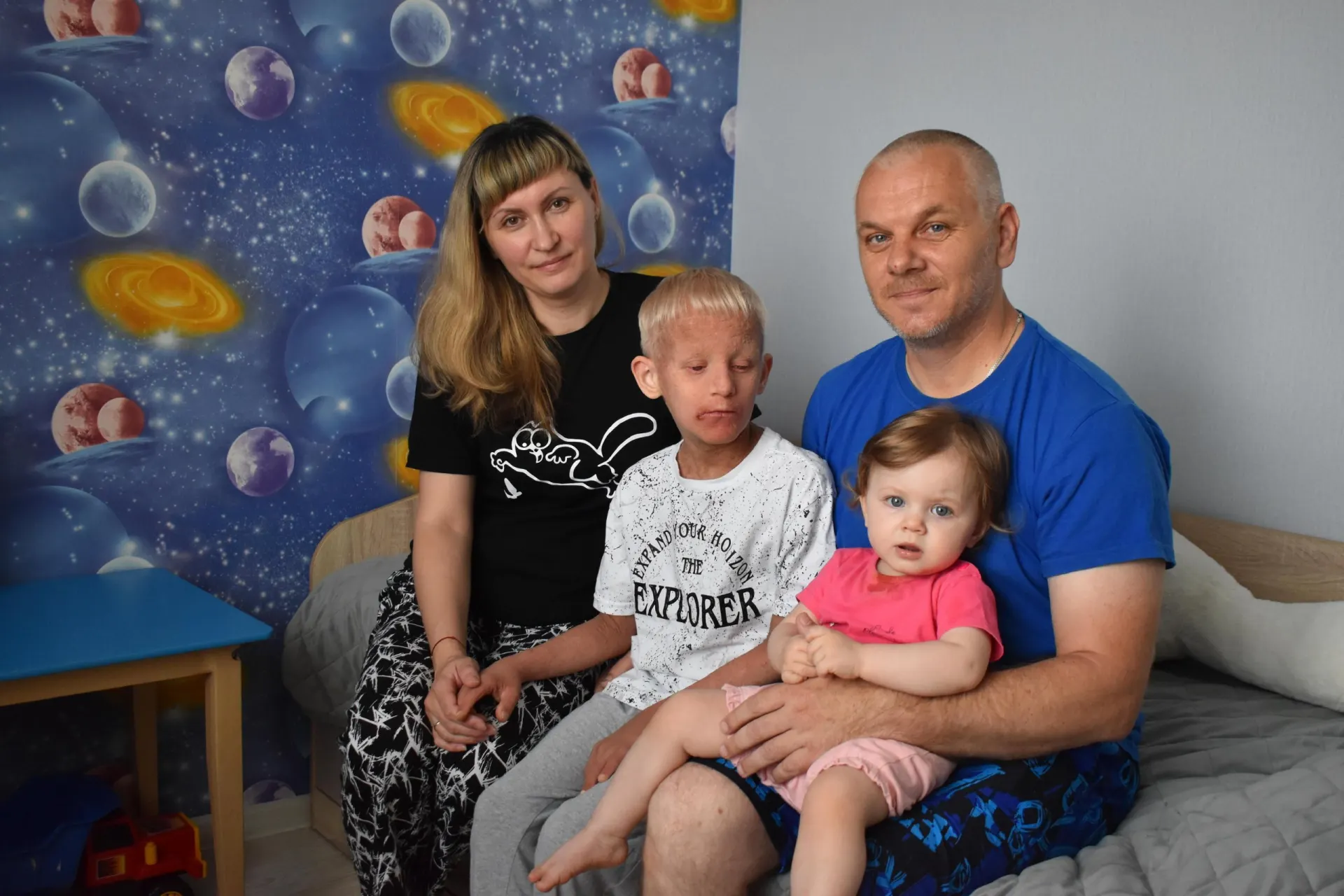 8‑летний Дима Пятков почти не слышит и плохо видит. Ежедневный уход за его кожей занимает до трёх часов; при этом ребёнок любит игры и гостей.