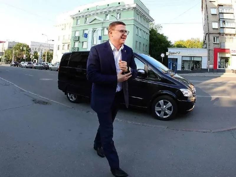 Алексей Текслер в декларации за 2025 год указал 23,9 млн рублей дохода, 114 млн на банковских счетах и ценные бумаги примерно на 30 млн. В собственности — две московские квартиры и квартира на Кипре; в Челябинской области недвижимости нет.