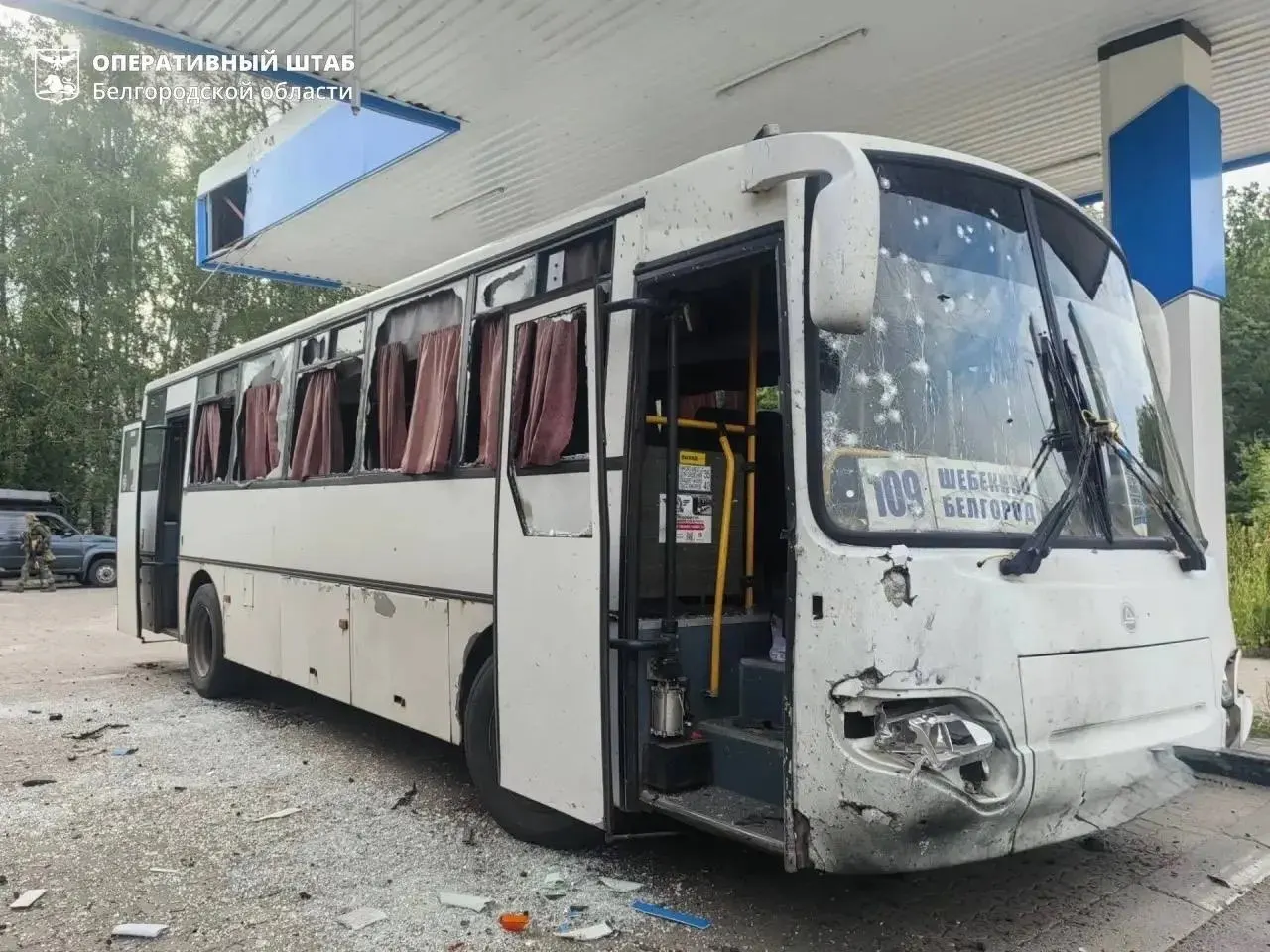 В Белгородской области беспилотник поразил пассажирский автобус в Шебекино. По предварительным данным, погибших нет, 19 человек получили ранения, 18 доставлены в больницу, шестеро находятся в тяжёлом состоянии.