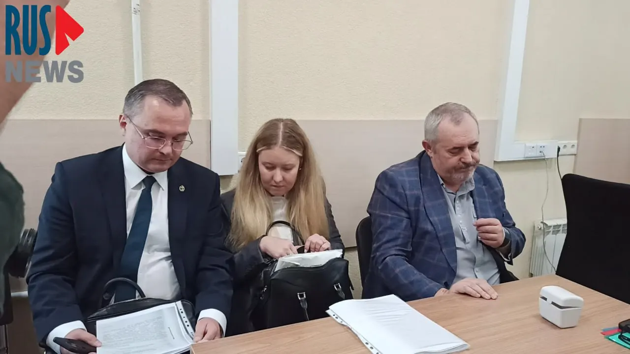 В Долгопрудненском суде рассматривают административное дело против Бориса Надеждина из‑за «демонстрации» портрета Алексея Навального. Политик считает, что цель — лишить его права баллотироваться.