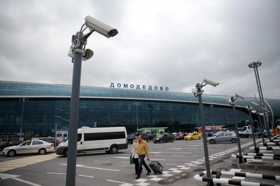 По делу о хищениях почти 800 млн рублей при строительстве третьей взлётно‑посадочной полосы в аэропорту Домодедово задержаны бывший руководитель Росавиации Александр Нерадько, его бывший заместитель Константин Махов и десятки причастных; недостроенная полоса приобщена к материалам дела.